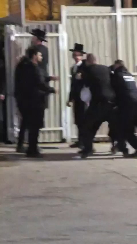 המהומות מחוץ למקום הכינוס