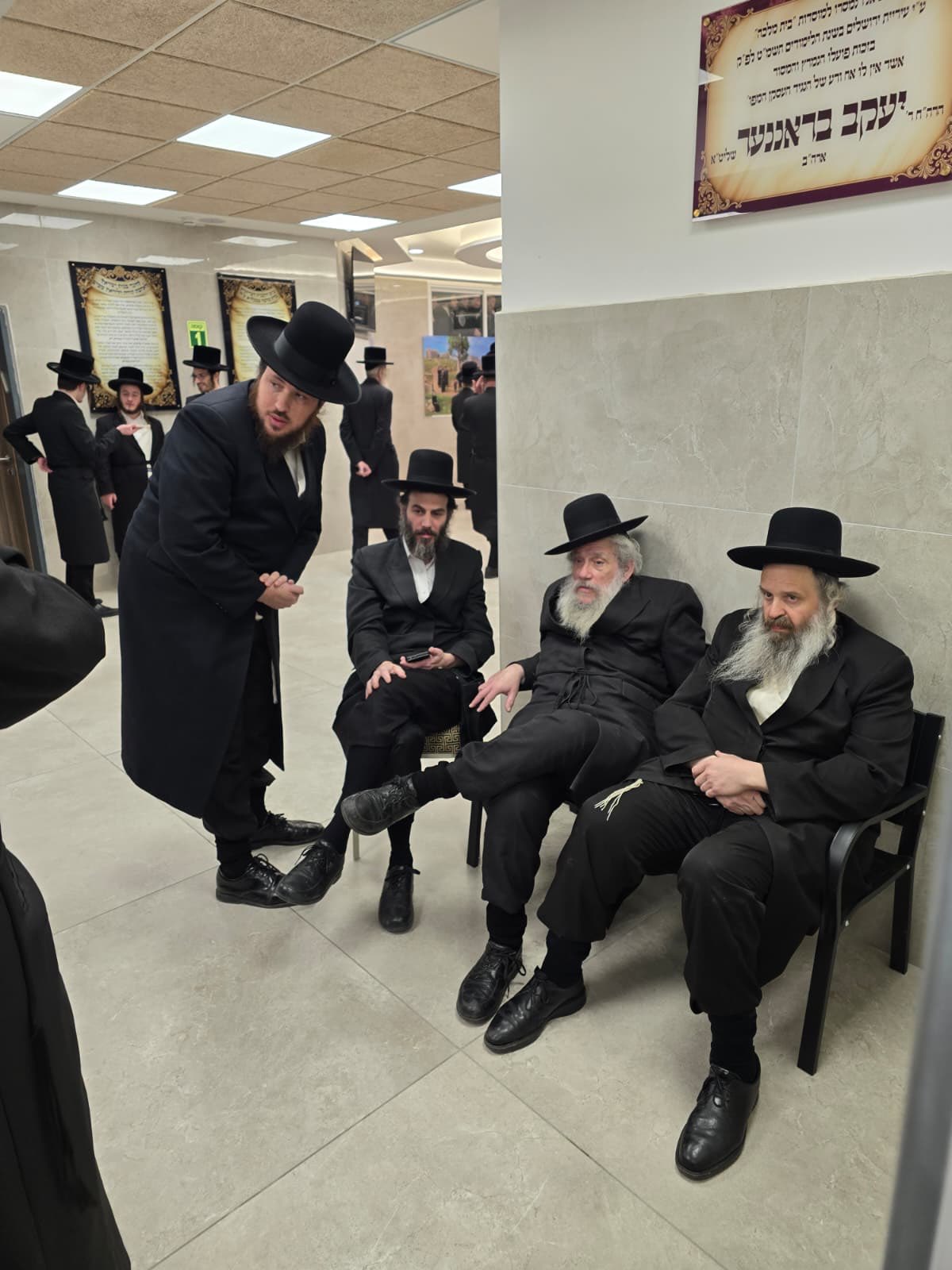 בבצ'יק, ר"ע ב"ב ומשב"ק האדמו"ר מגור, מחוץ לאולם הכינוס