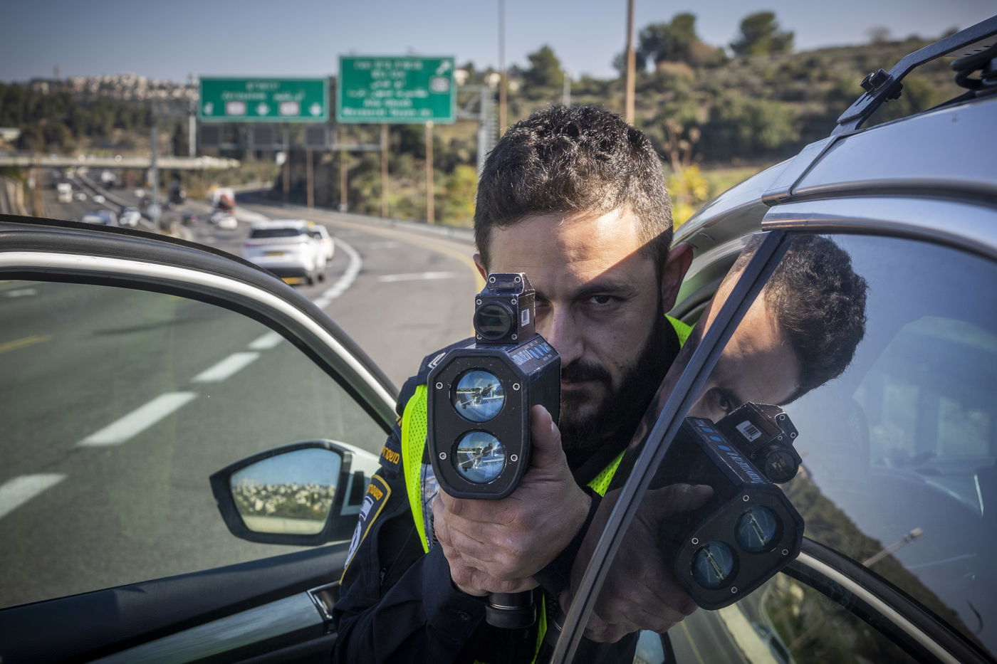 שוטר תנועה עם אקדת לייזר למדידת מהירות