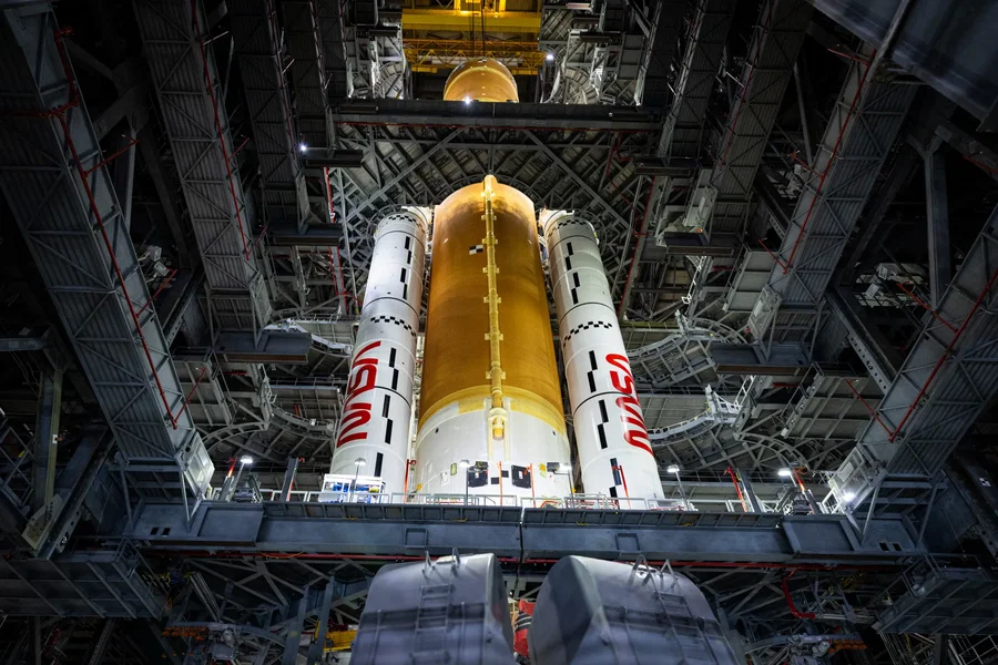 החללית Orion וקומפוננטי שיגור Artemis II,