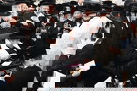 האדמו"ר מבעלזא בתפילה על קבר אמו הרבנית ע"ה