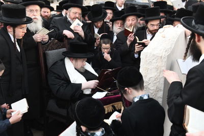 האדמו"ר מבעלזא בתפילה על קבר אמו הרבנית ע"ה