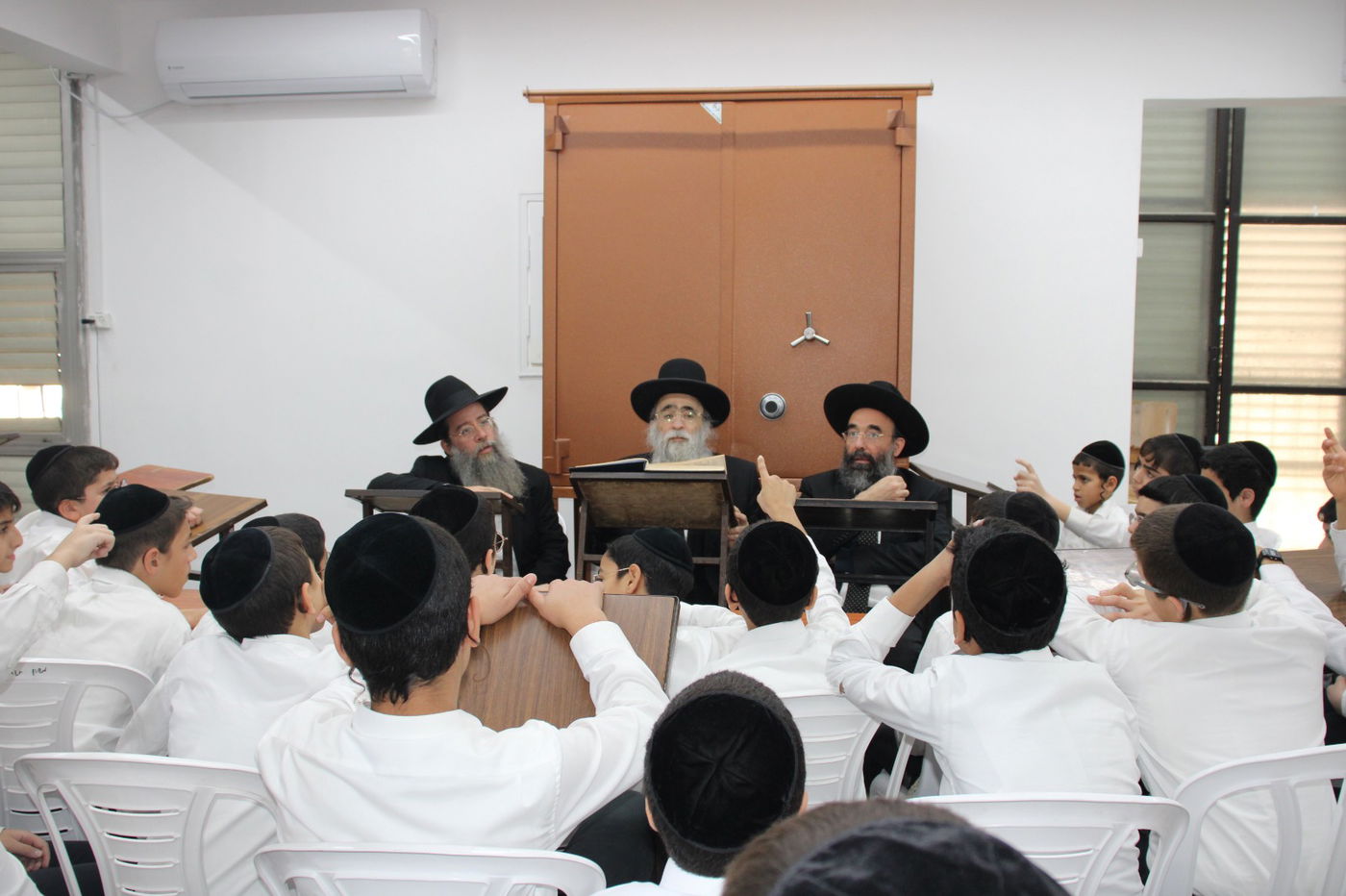 תלמידי "פרי תואר" בבתיהם של גדולי ישראל