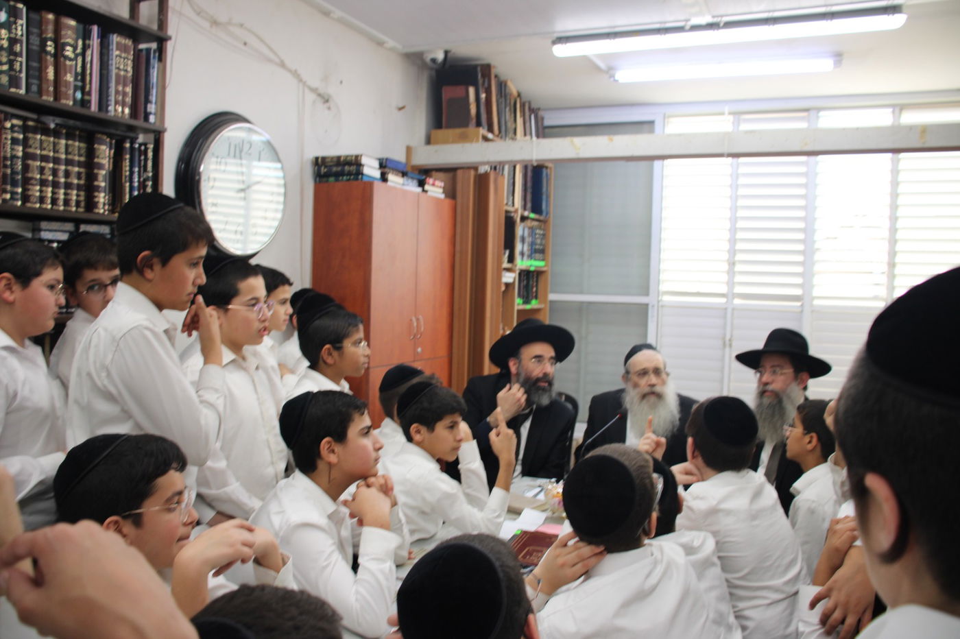 תלמידי "פרי תואר" בבתיהם של גדולי ישראל