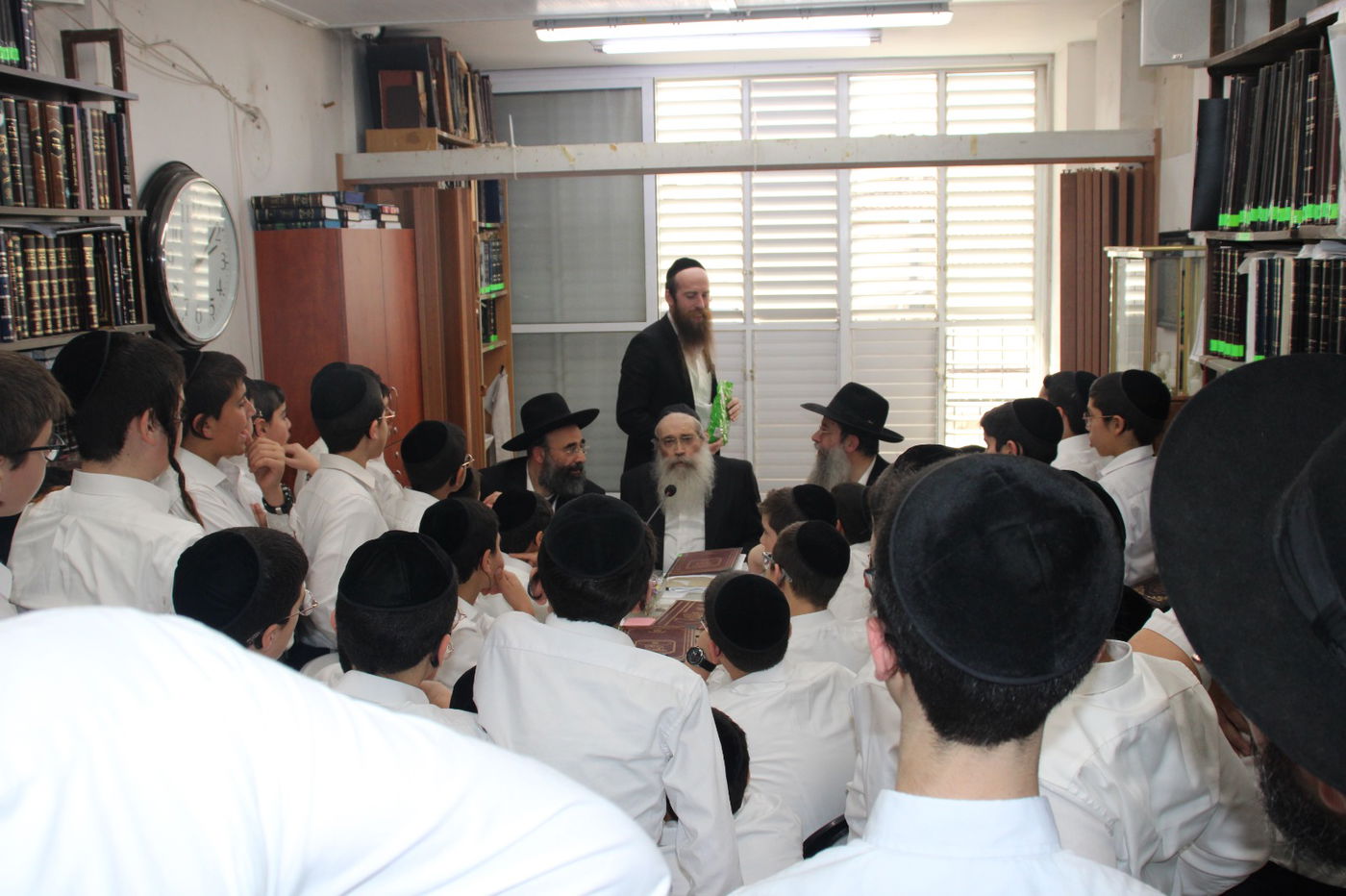 תלמידי "פרי תואר" בבתיהם של גדולי ישראל