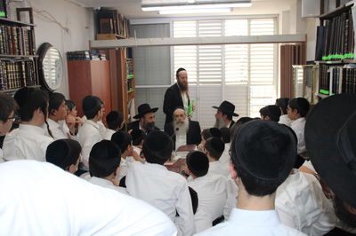 תלמידי "פרי תואר" בבתיהם של גדולי ישראל