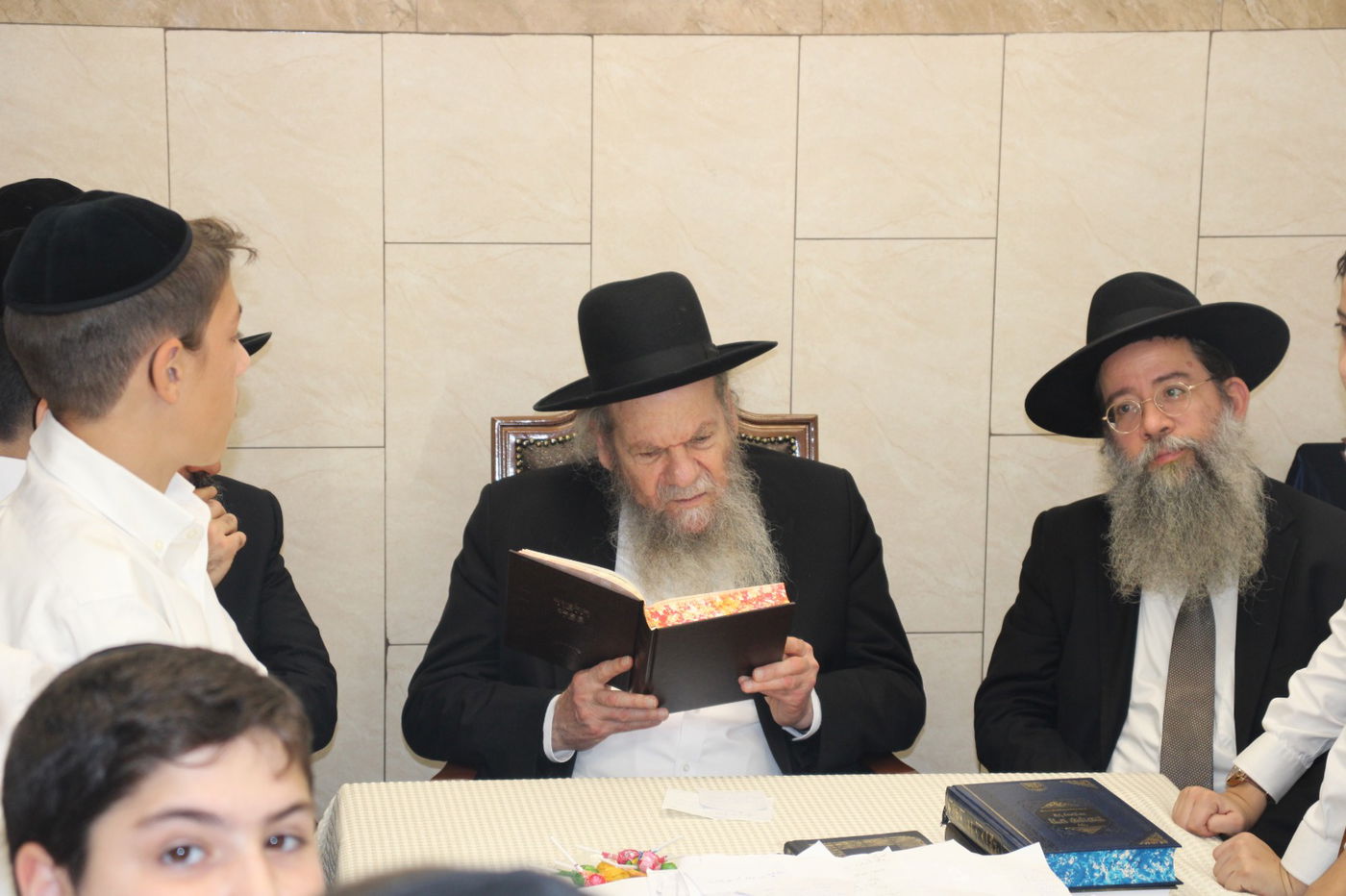 תלמידי "פרי תואר" בבתיהם של גדולי ישראל