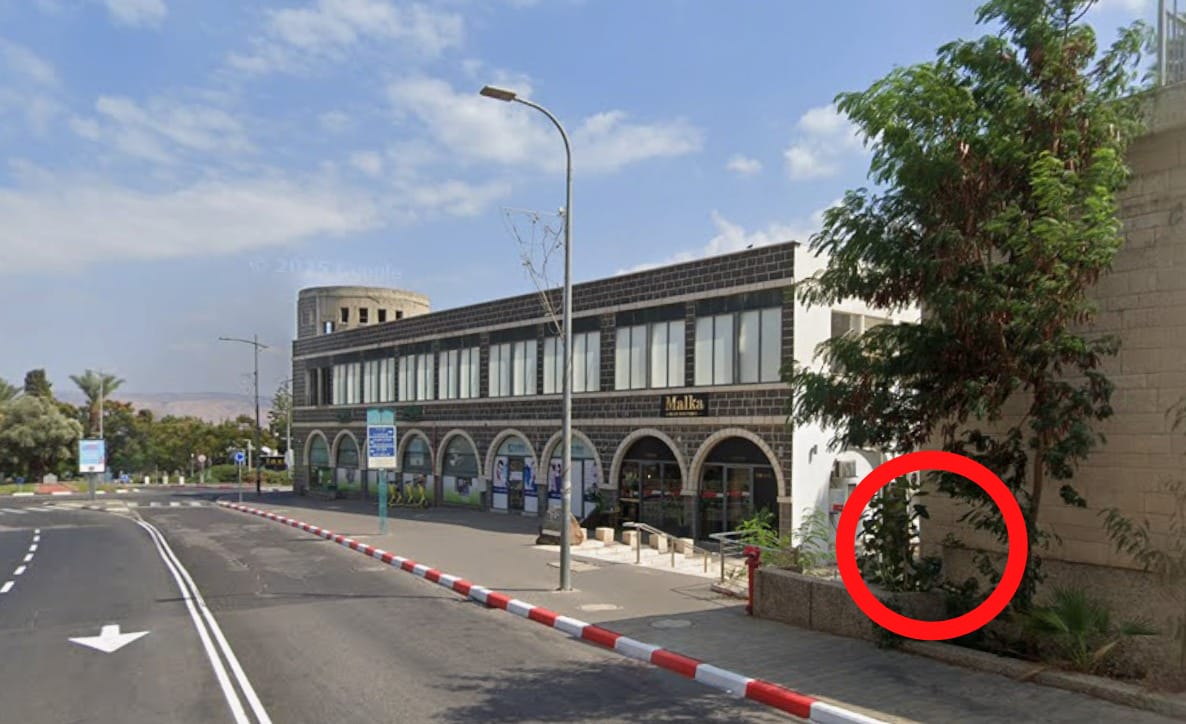 השילוט על קבר רב ענן (מסומן באדום), ספטמבר 2022