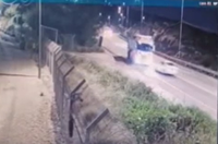 הנהג סוטה מהמסלול ומתנגש במשאית | תיעוד דרמטי מתאונה קרוב למודיעין עילית
