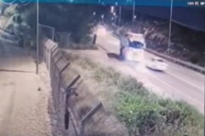 הנהג סוטה מהמסלול ומתנגש במשאית | תיעוד דרמטי מתאונה קרוב למודיעין עילית