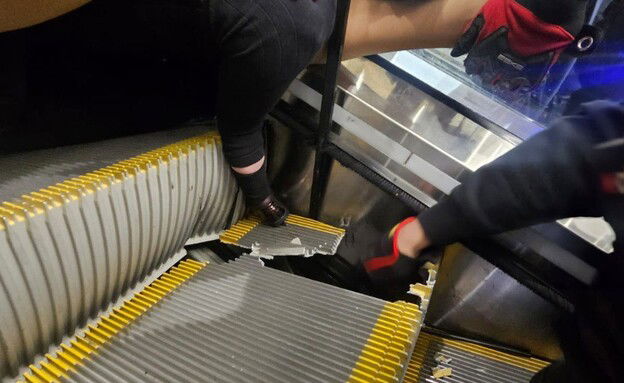 לוחמי אש מחלצים את ילדה שרגלה נלכדה במדרגות הנעות 