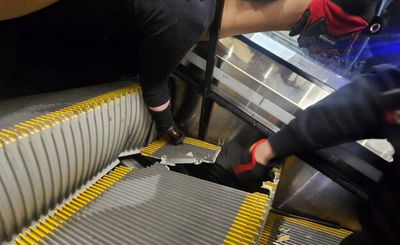 לוחמי אש מחלצים את ילדה שרגלה נלכדה במדרגות הנעות 