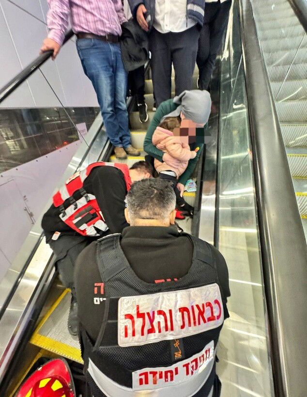 לוחמי אש מחלצים את ילדה שרגלה נלכדה במדרגות הנעות 