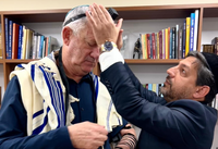 "וְהָיוּ לְטוֹטָפוֹת בֵּין עֵינֶיךָ": רב הסלבס הניח תפילין לבני גנץ | צפו