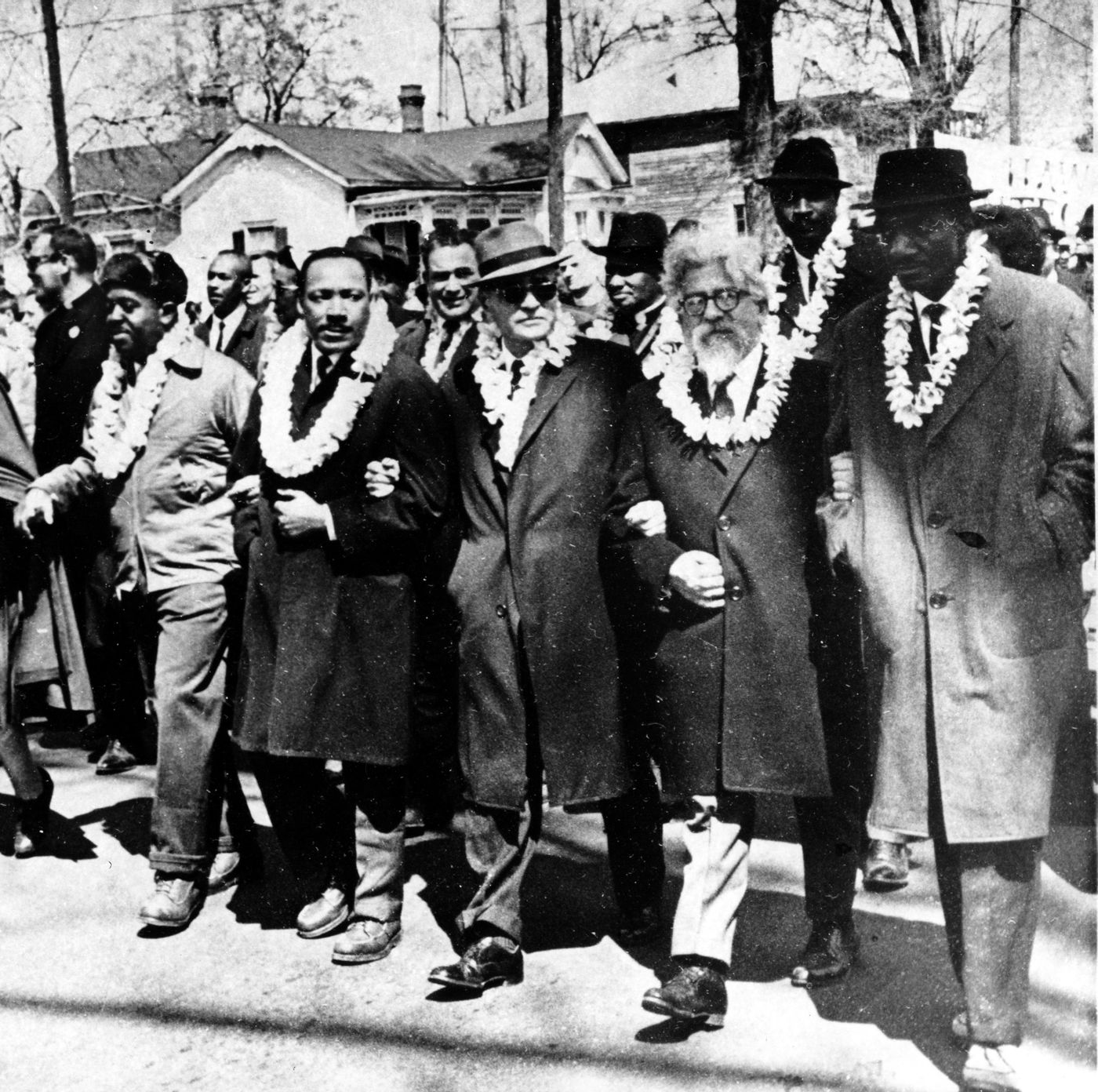 אברהם יהושע השל, השני מימין, עם מרטין לותר קיניג בצעדת זכויות האזרח מסלמה למונטגומרי שבאלבמה, 21 במרץ 1965.