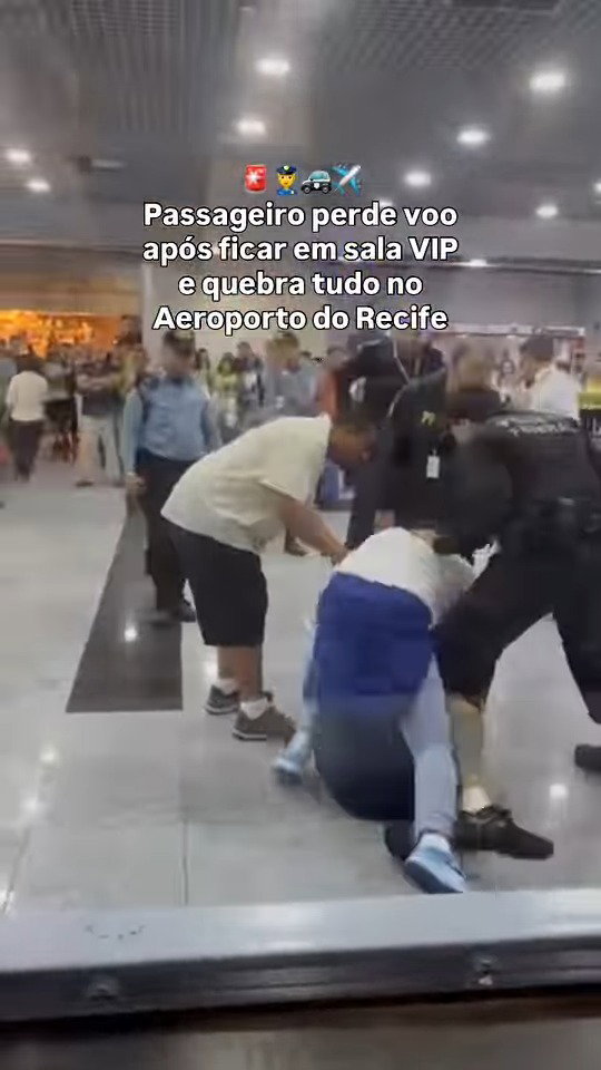 מנסים להשתלט על הנוסע המופרע