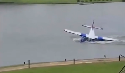 מול עיני האנשים: המטוס האמפיבי מסתחרר מעל האגם - וטובע במים | תיעוד דרמטי
