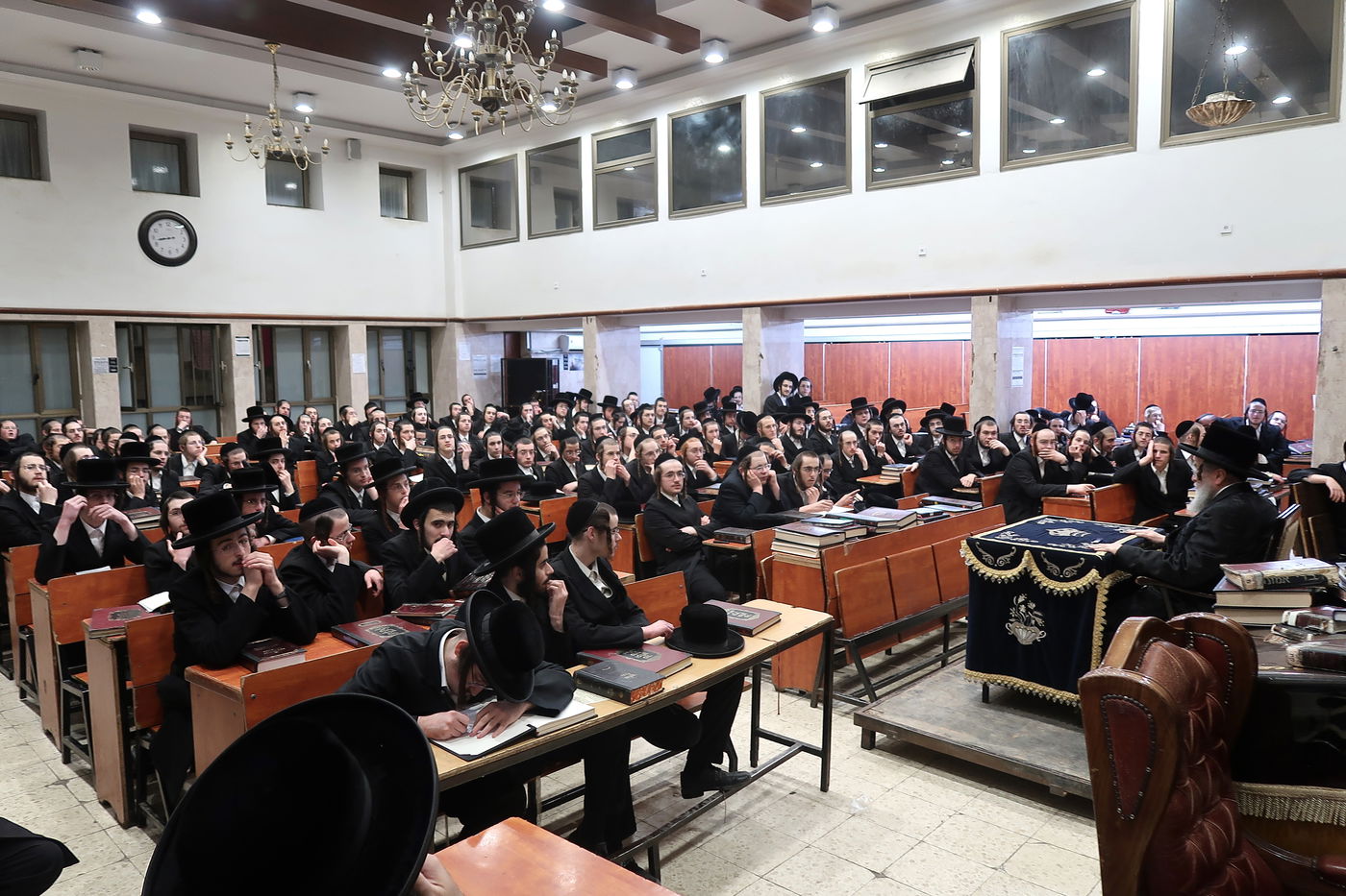 האדמו"ר מדינוב בשיחה בישיבת דושינסקי