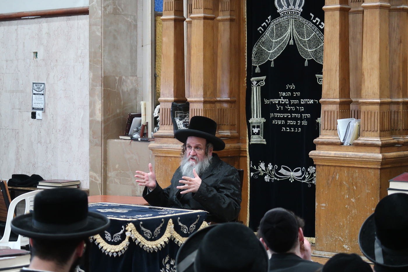 האדמו"ר מדינוב בשיחה בישיבת דושינסקי