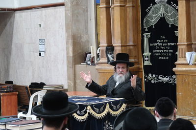 האדמו"ר מדינוב בשיחה בישיבת דושינסקי