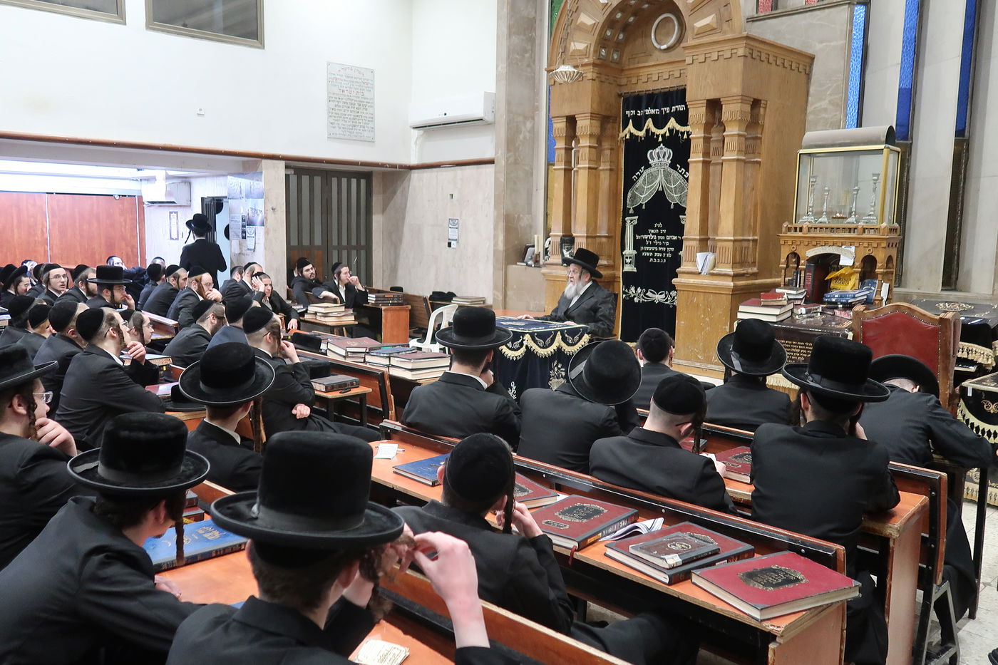 האדמו"ר מדינוב בשיחה בישיבת דושינסקי