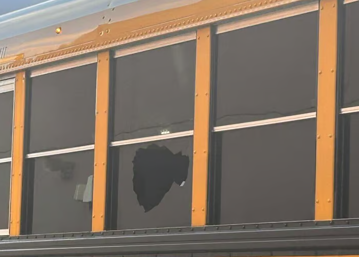 חשד לאנטישמיות בניו ג'רזי: ילדה בת 9 נפגעה קשה מזריקת אבן על אוטובוס