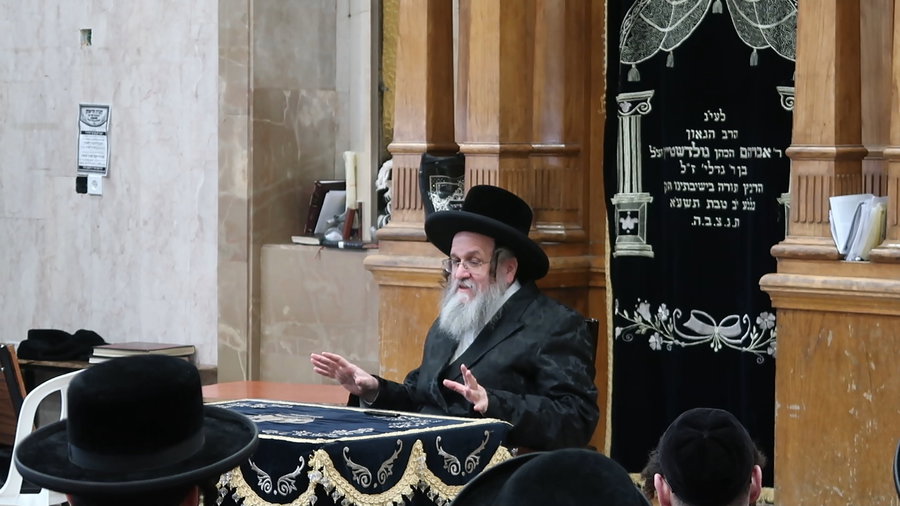 האדמו"ר מדינוב בשיחה בישיבת דושינסקי