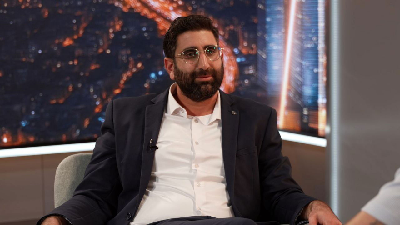 יוסי עבדו בריאיון עם השחקן דין מירושניקוב