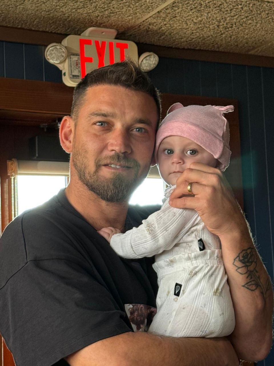 השחקן דין מירושניקוב עם בתו "אור הזוהר"