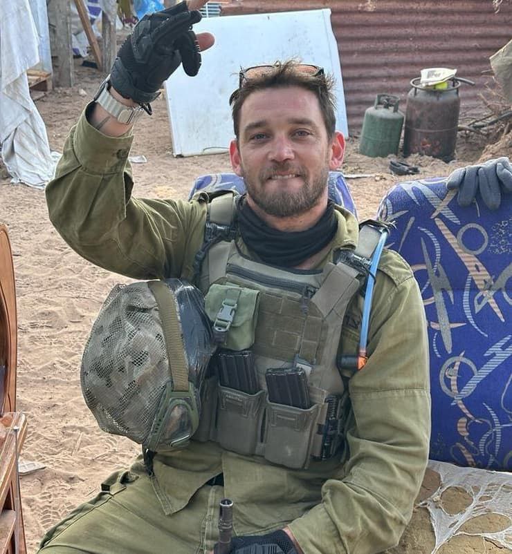 השחקן דין מירושניקוב במילואים