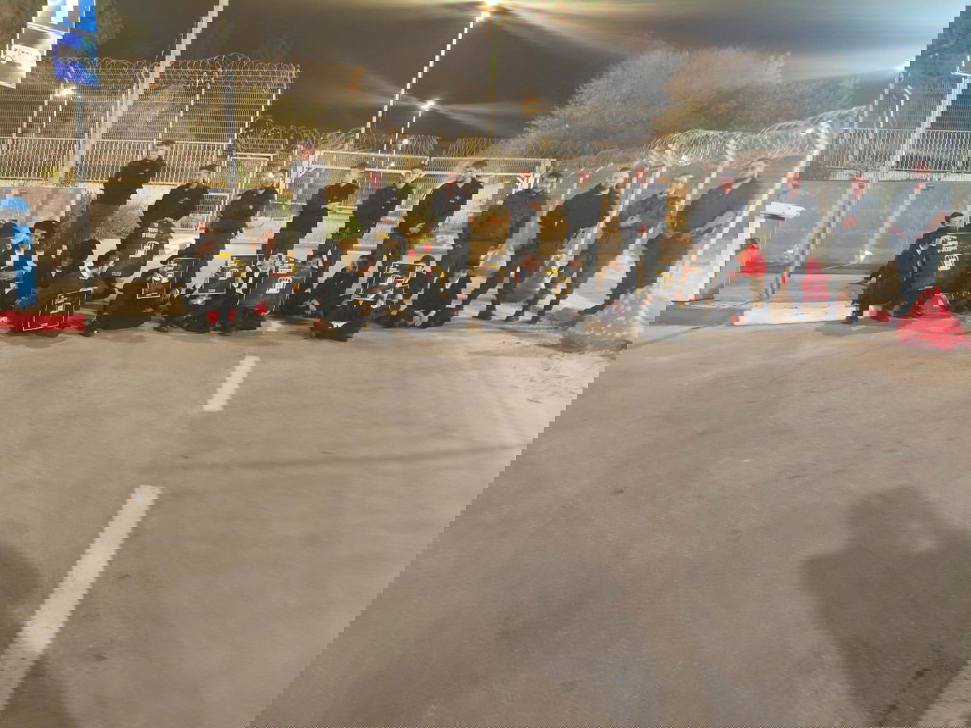 בחורי פוניבז' מפגינים מול שערי כלא 10