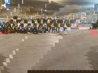 בחורי פוניבז' מפגינים מול שערי כלא 10