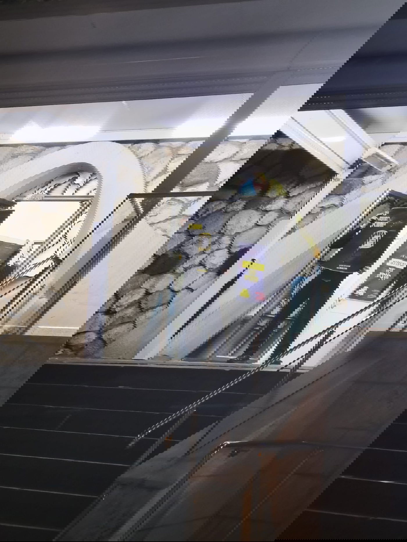 בחור מפגין בכניסה לישיבת פוניבז'