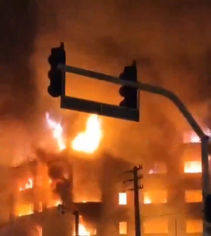 דיווחים כי בניין עיריית כראג׳ באיראן הועלה באש.
