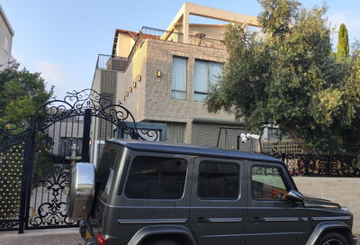 בית עם שער חשמלי לחניה  | אין קשר לכתבה