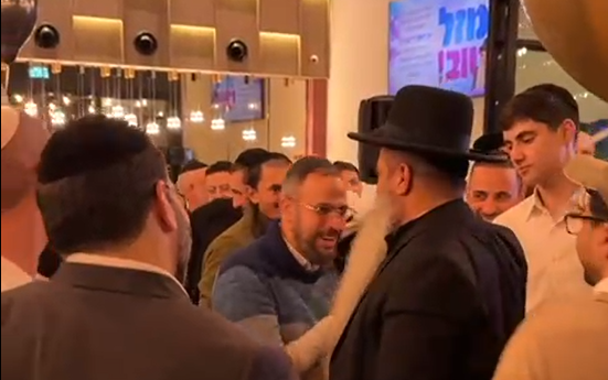 כך חגגו יום הולדת בהפתעה למזכה הרבים הרב רפאל זר | תיעוד