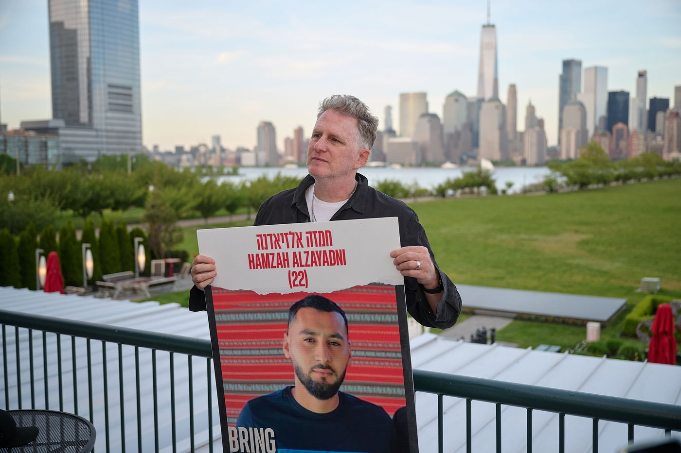 רפפורט מחזיק שלט לשחרור החטופים