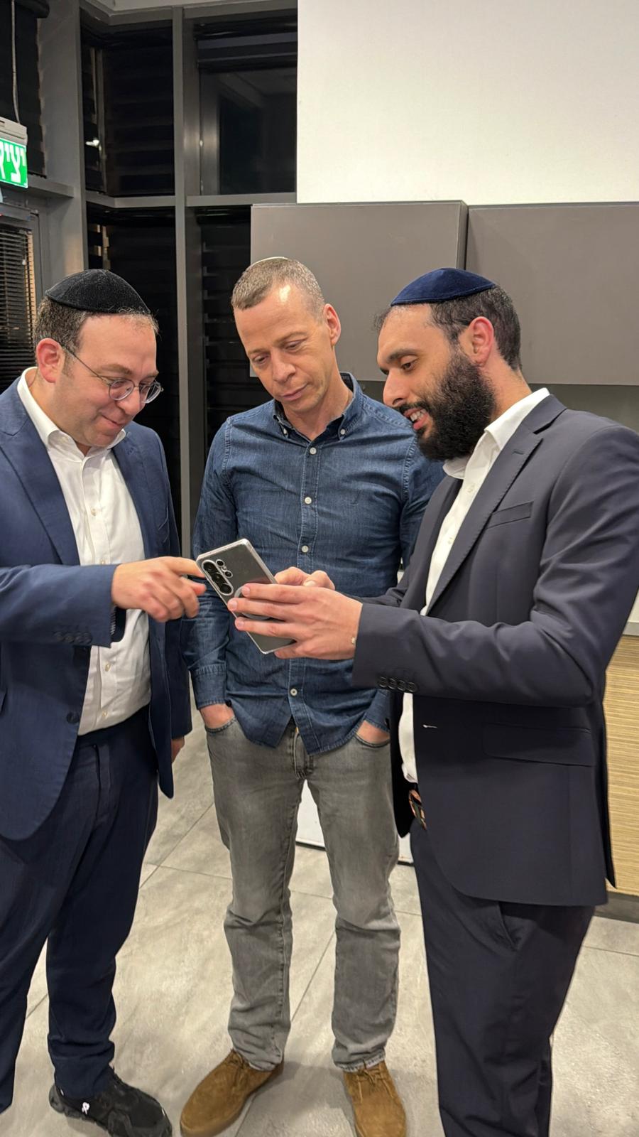 מארגני הכנס, אברימי קליגר ומנדי נאבול (פיפול דיגיטל) בסמול טוק מאחורי הקלעים עם עמית סגל