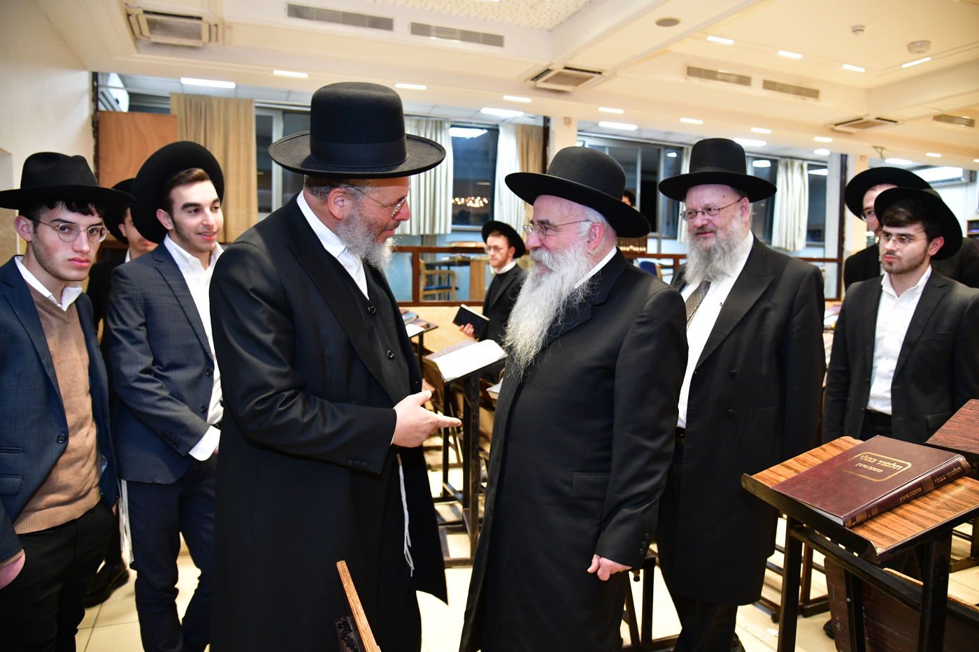 האדמו"ר מנובומינסק בביקור בישיבת מאור יצחק במושב חמד.