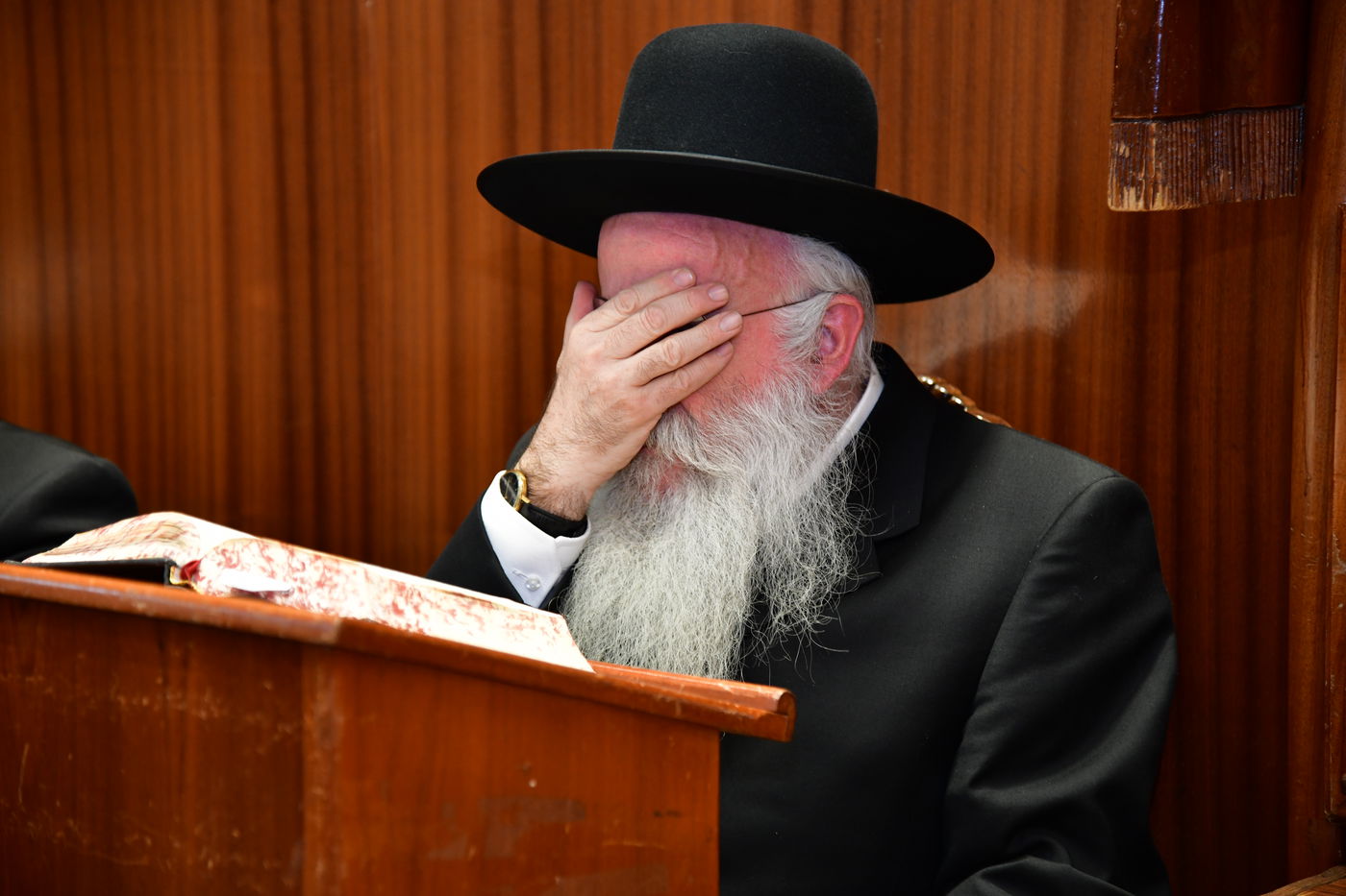 האדמו"ר מנובומינסק בביקור בישיבת מאור יצחק במושב חמד.