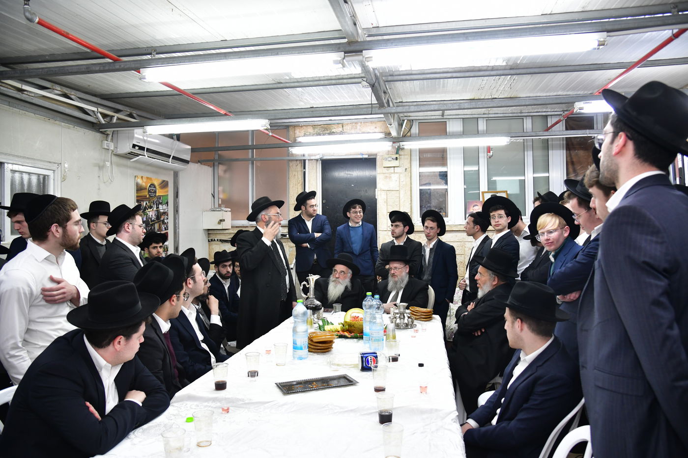 האדמו"ר מנובומינסק בביקור בישיבת מאור יצחק במושב חמד.