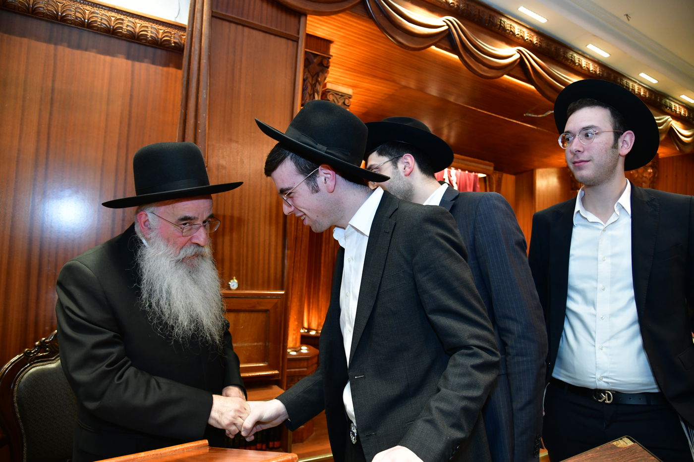 האדמו"ר מנובומינסק בביקור בישיבת מאור יצחק במושב חמד.