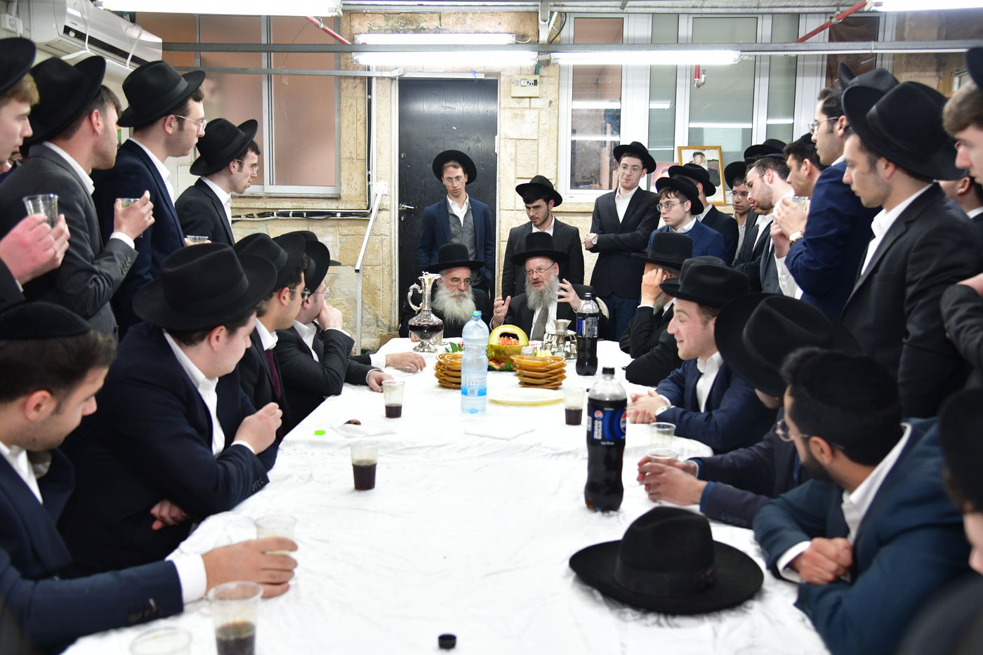 האדמו"ר מנובומינסק בביקור בישיבת מאור יצחק במושב חמד.