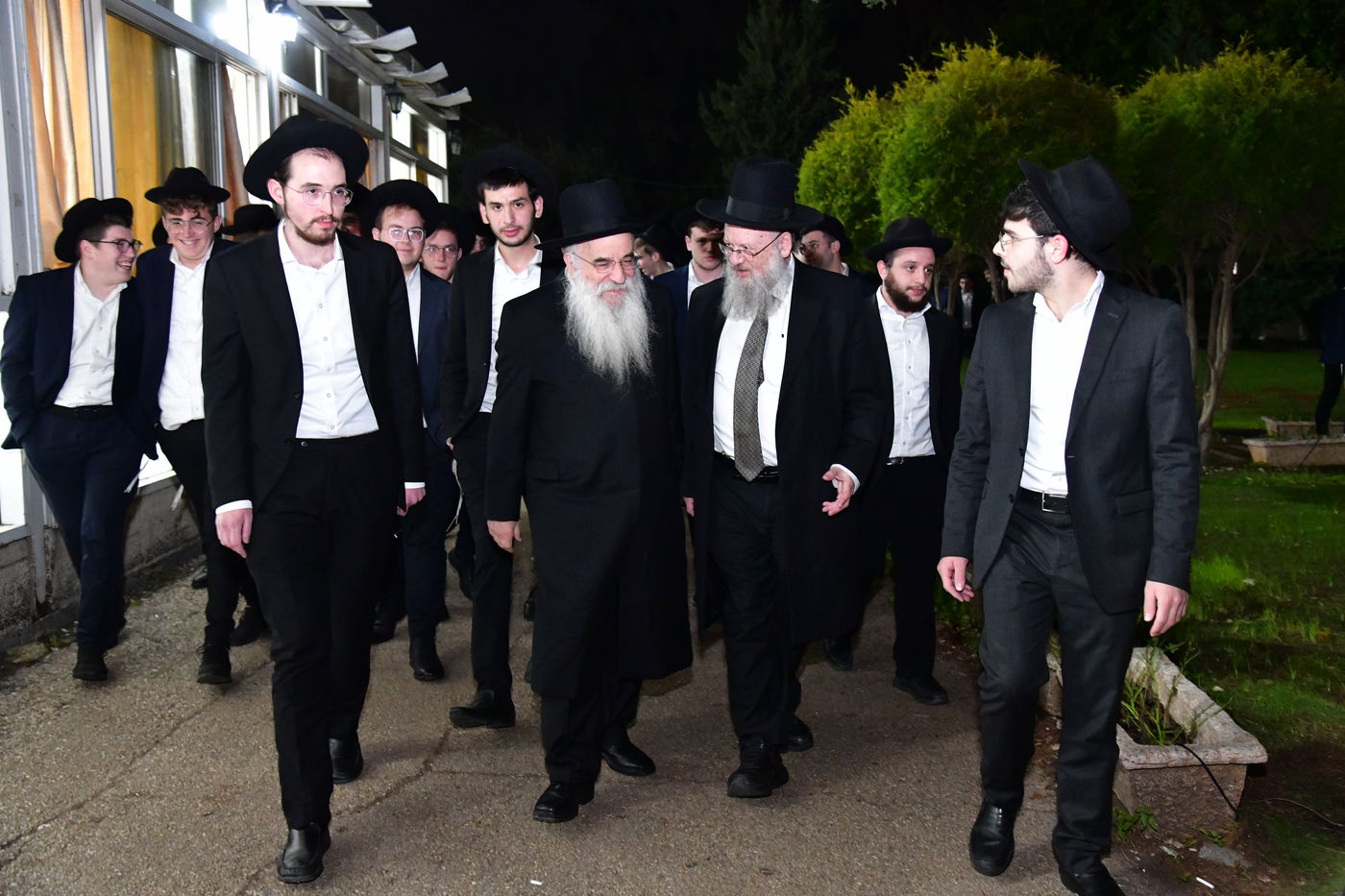 האדמו"ר מנובומינסק בביקור בישיבת מאור יצחק במושב חמד.