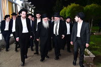 האדמו"ר מנובומינסק בביקור בישיבת מאור יצחק במושב חמד.