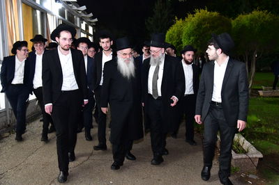 האדמו"ר מנובומינסק בביקור בישיבת מאור יצחק במושב חמד.