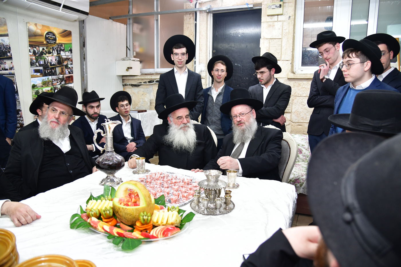 האדמו"ר מנובומינסק בביקור בישיבת מאור יצחק במושב חמד.