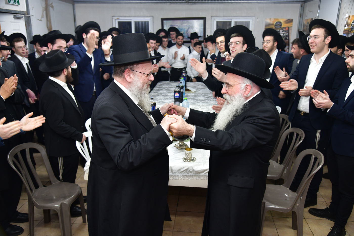 האדמו"ר מנובומינסק בביקור בישיבת מאור יצחק במושב חמד.