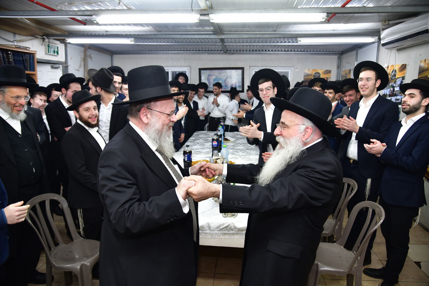 האדמו"ר מנובומינסק בביקור בישיבת מאור יצחק במושב חמד.