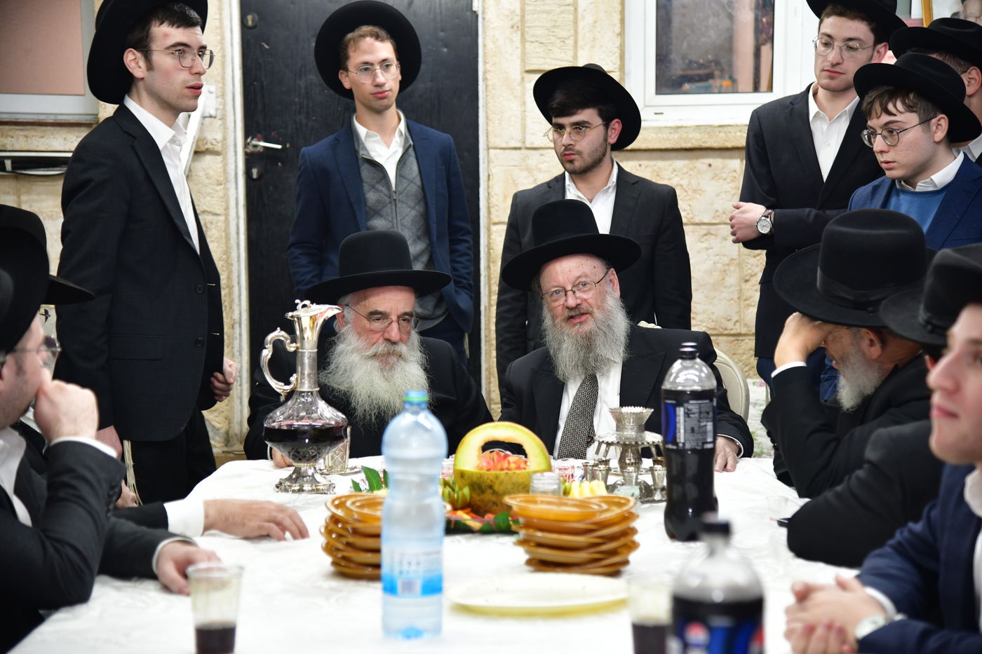 האדמו"ר מנובומינסק בביקור בישיבת מאור יצחק במושב חמד.